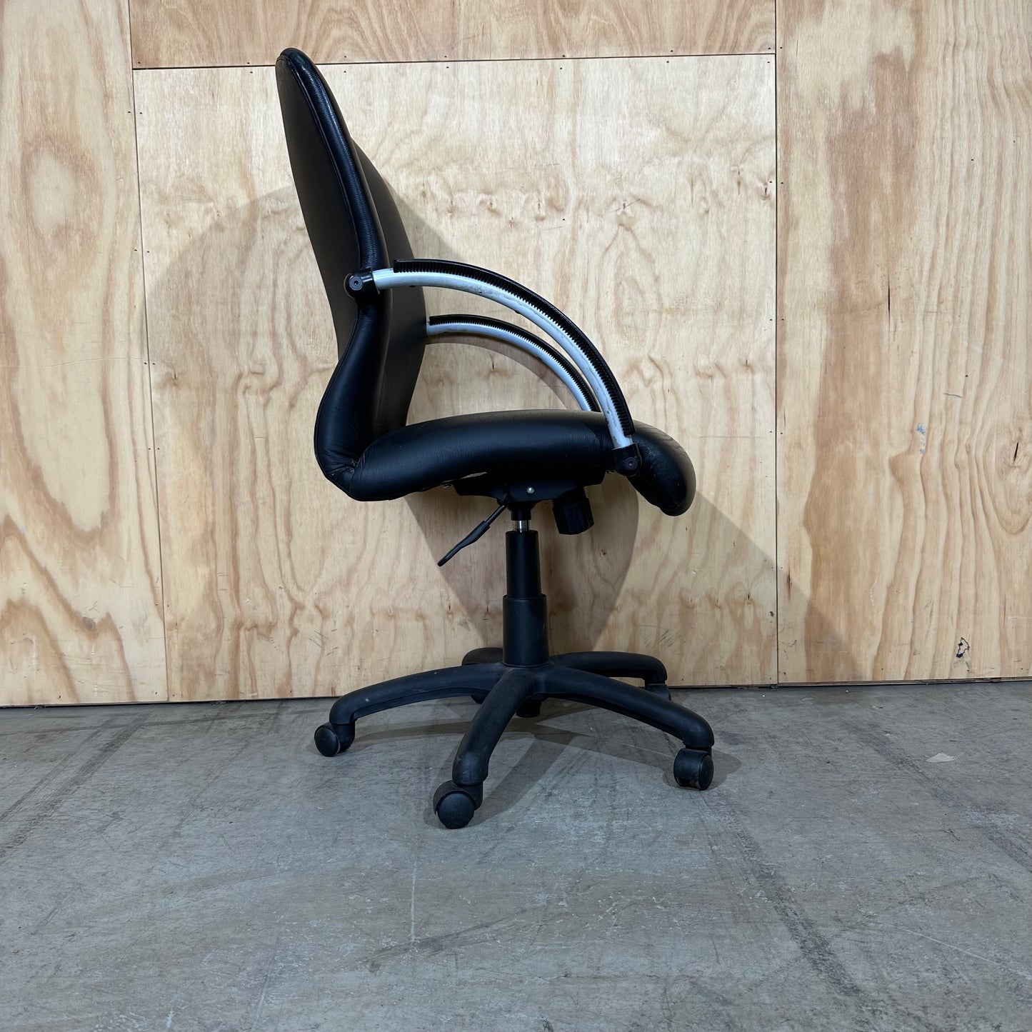 Pago Executive Mid-Back Office Chair
