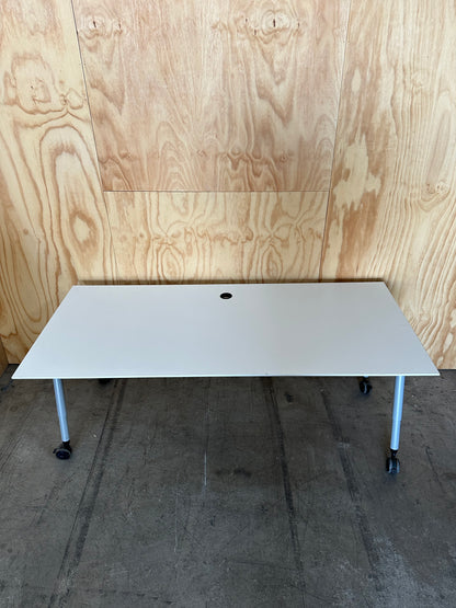 White Workstation on Castors