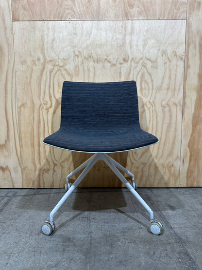 Arper Catifa 46 swivel chair white shell with grey uphostering