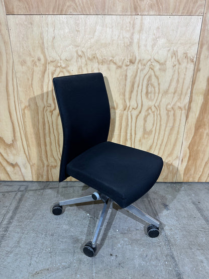 Muga 2 clerical chair by Akaba