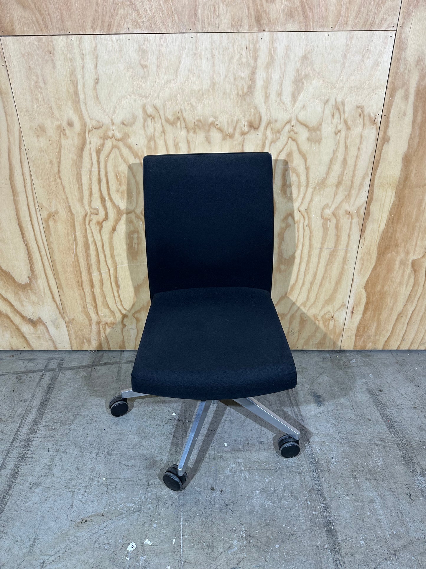Muga 2 clerical chair by Akaba