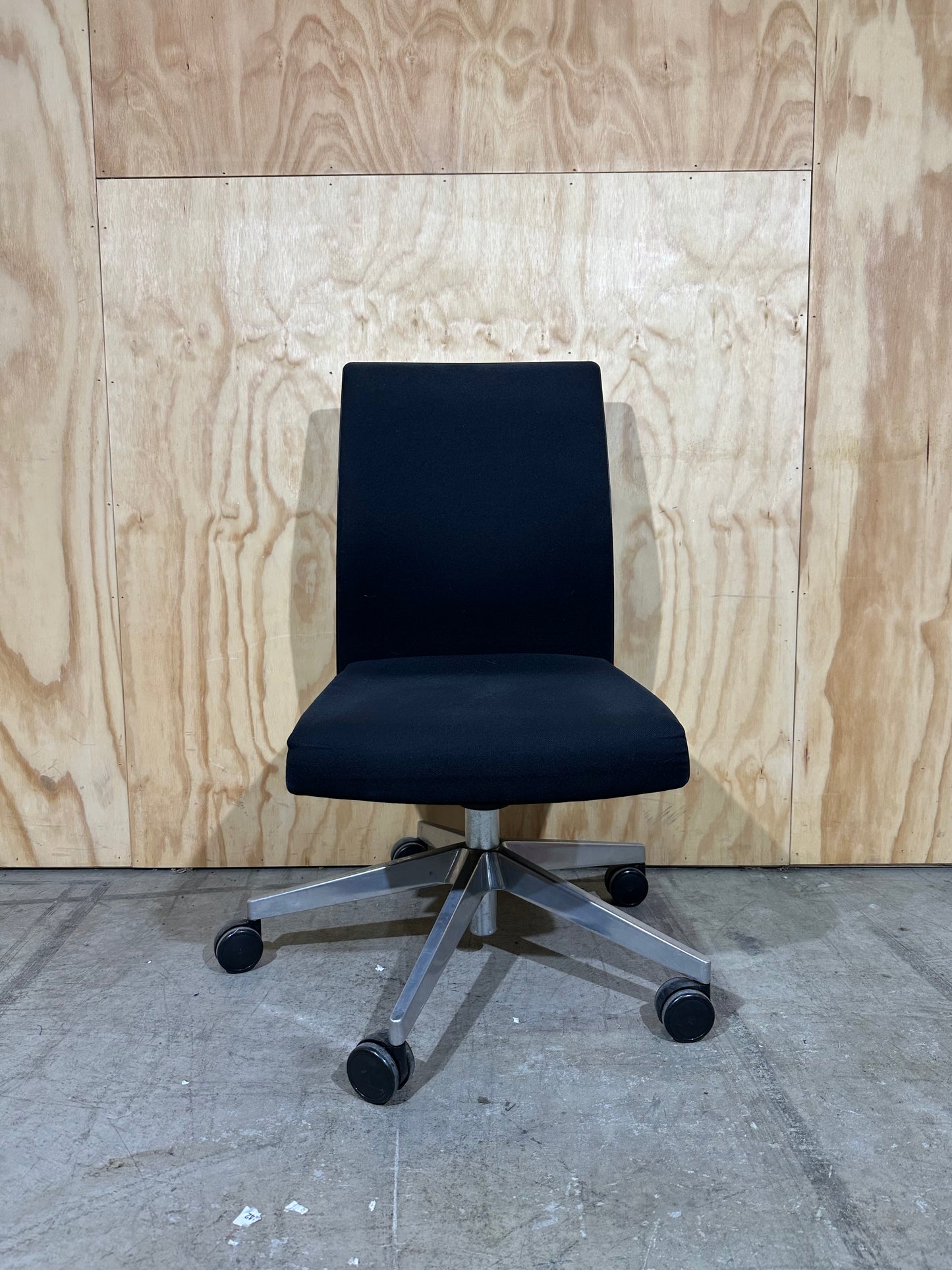 Muga 2 clerical chair by Akaba