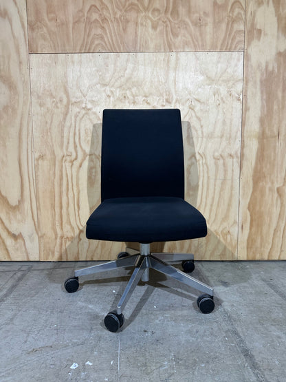 Muga 2 clerical chair by Akaba