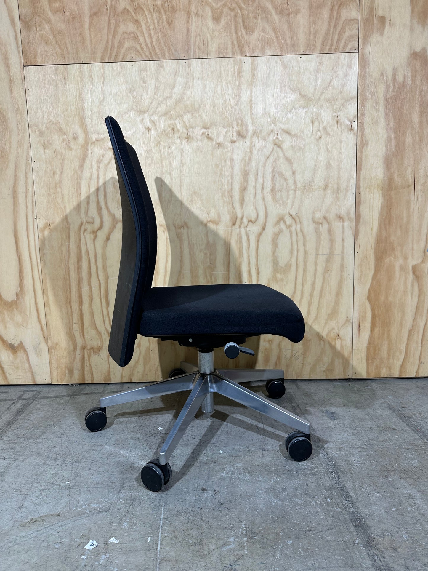 Muga 2 clerical chair by Akaba