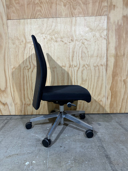 Muga 2 clerical chair by Akaba