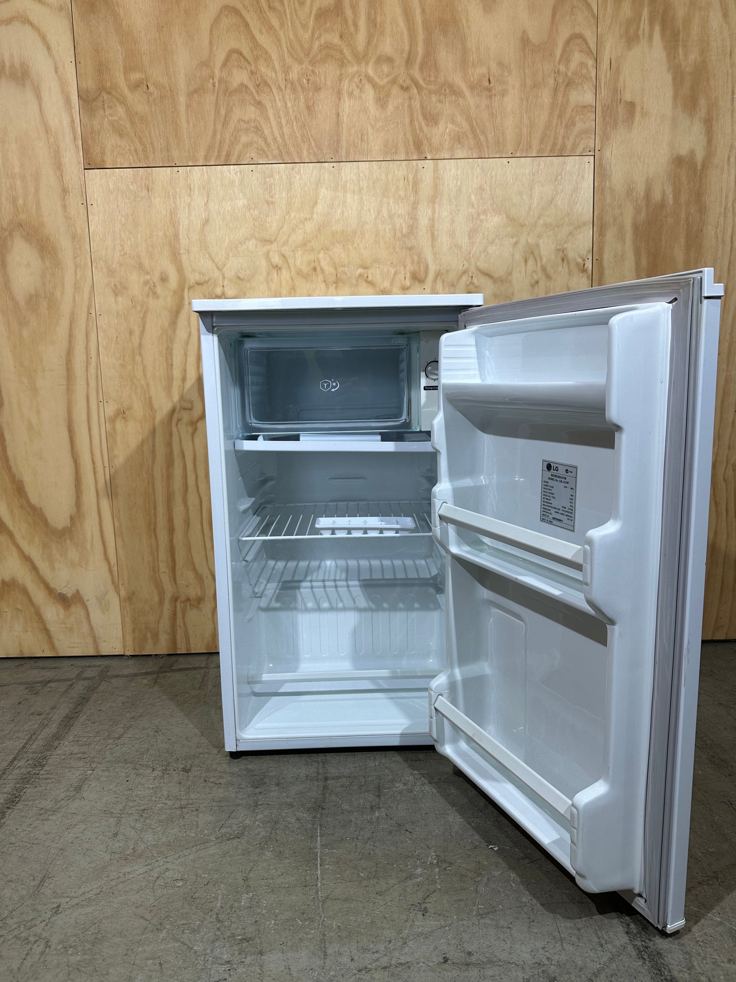 LG GR-151SW 129L Bar Fridge with Chill Zone