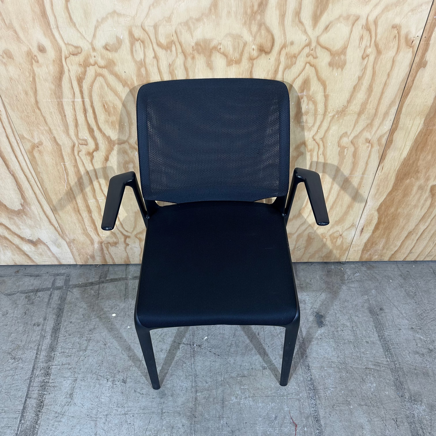 Vitra MedaSlim Waiting Chair with matte black arms
