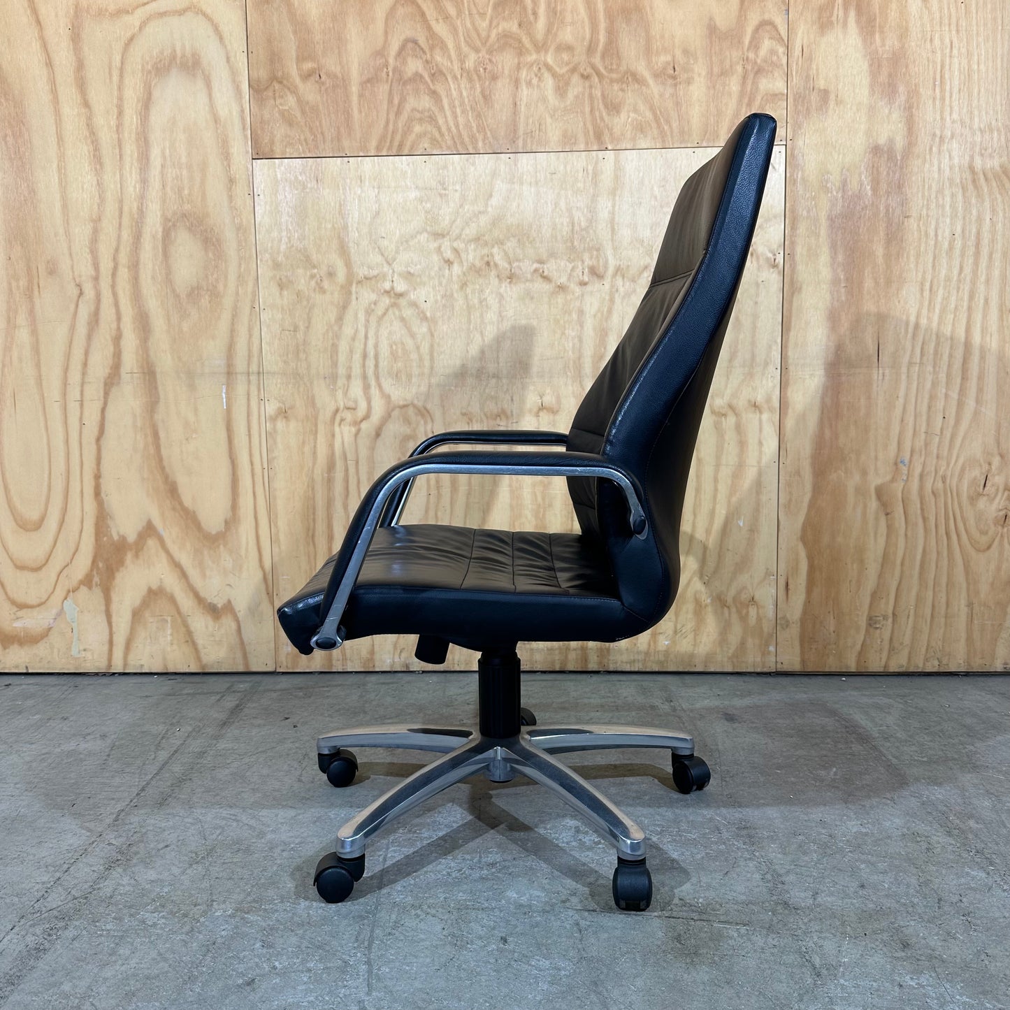 Burgtec Executive Leather Task Chair in Black