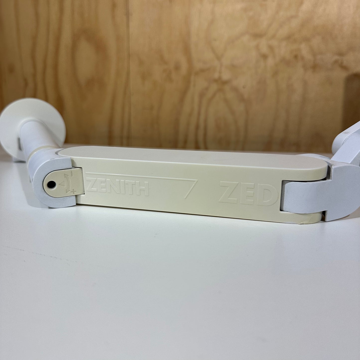 Zenith Zed Single Monitor Arm in Black or White