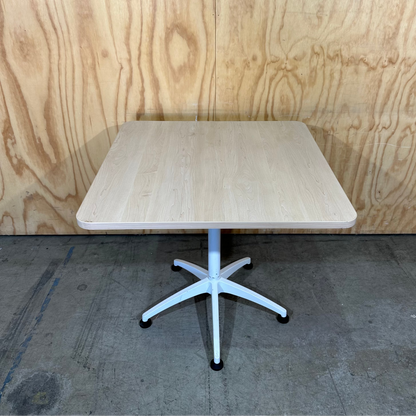 Thinking Works I.AM 5-Star Pedestal Table