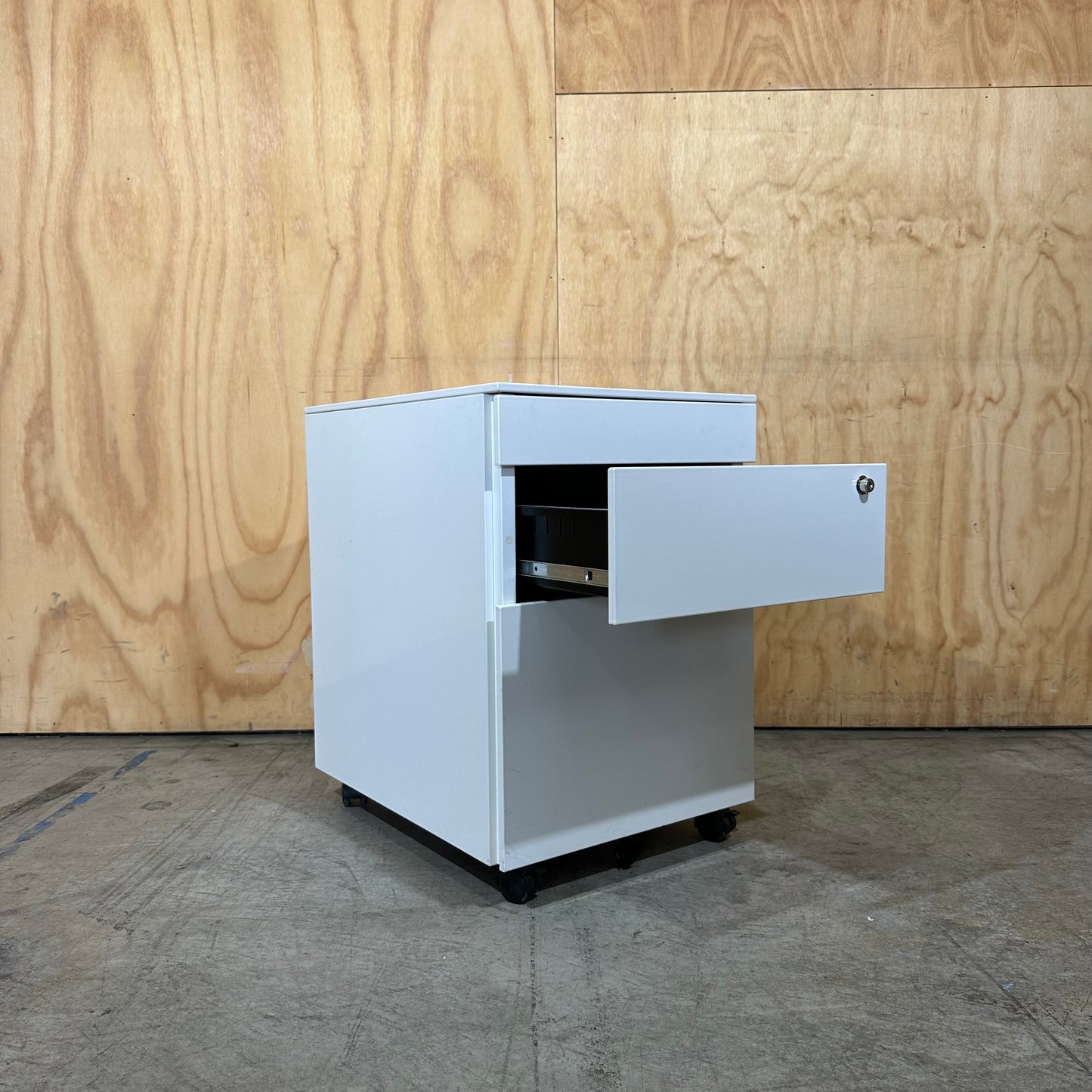 White Metal Powdercoated Pedestal