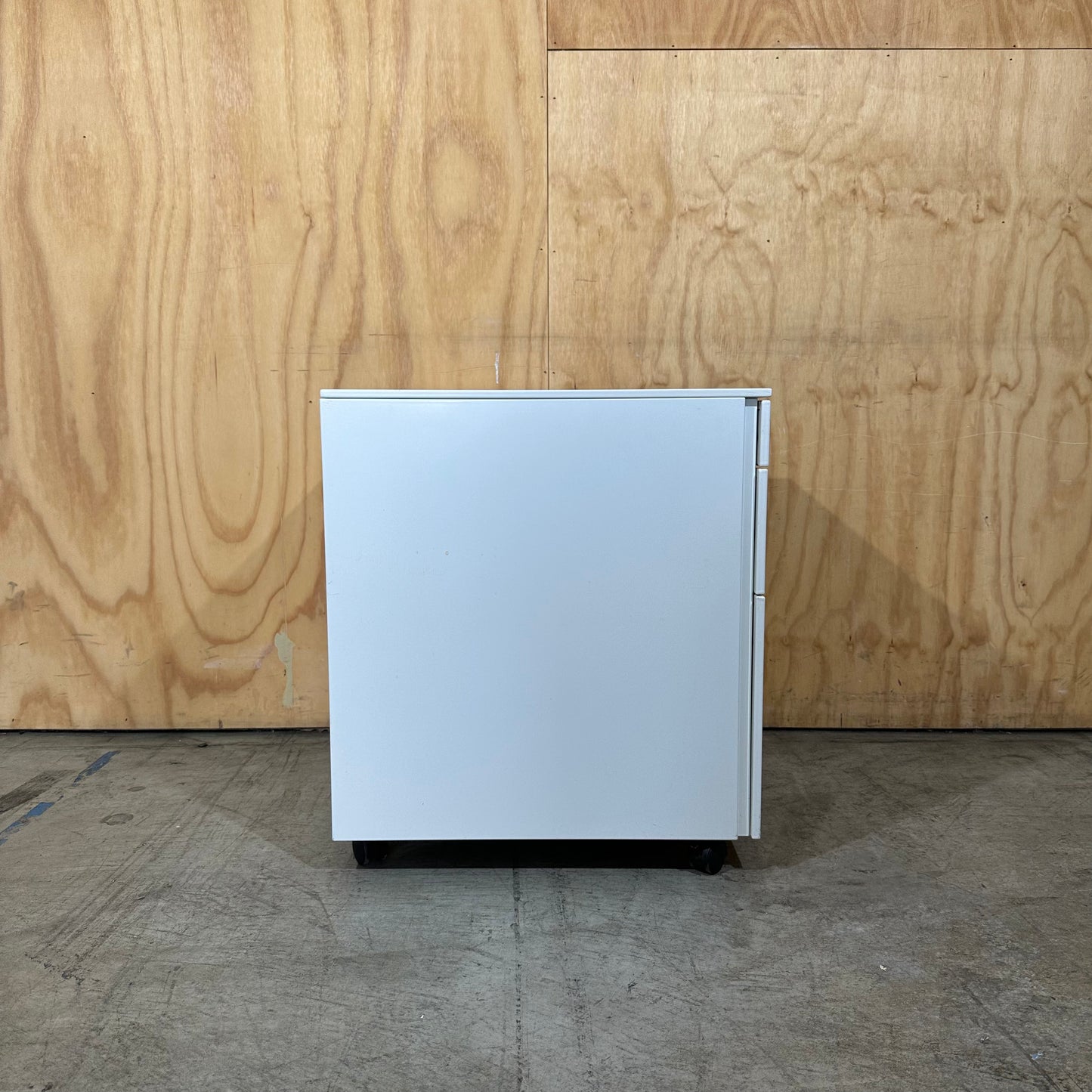 White Metal Powdercoated Pedestal