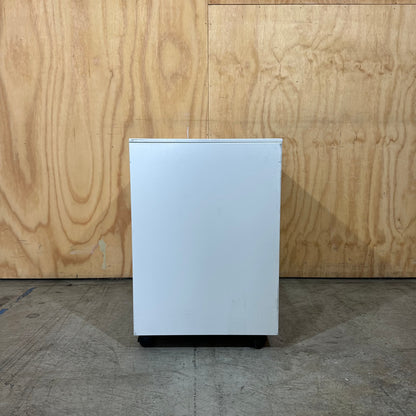 White Metal Powdercoated Pedestal