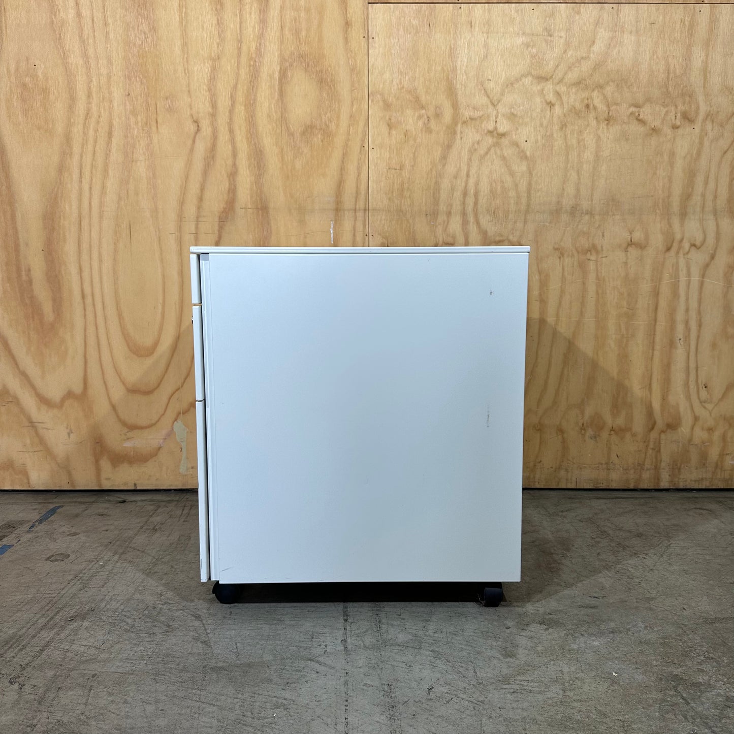 White Metal Powdercoated Pedestal