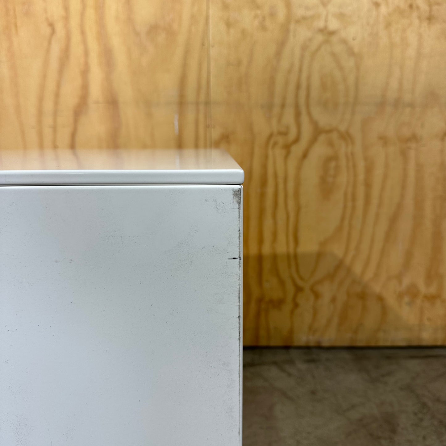 White Metal Powdercoated Pedestal