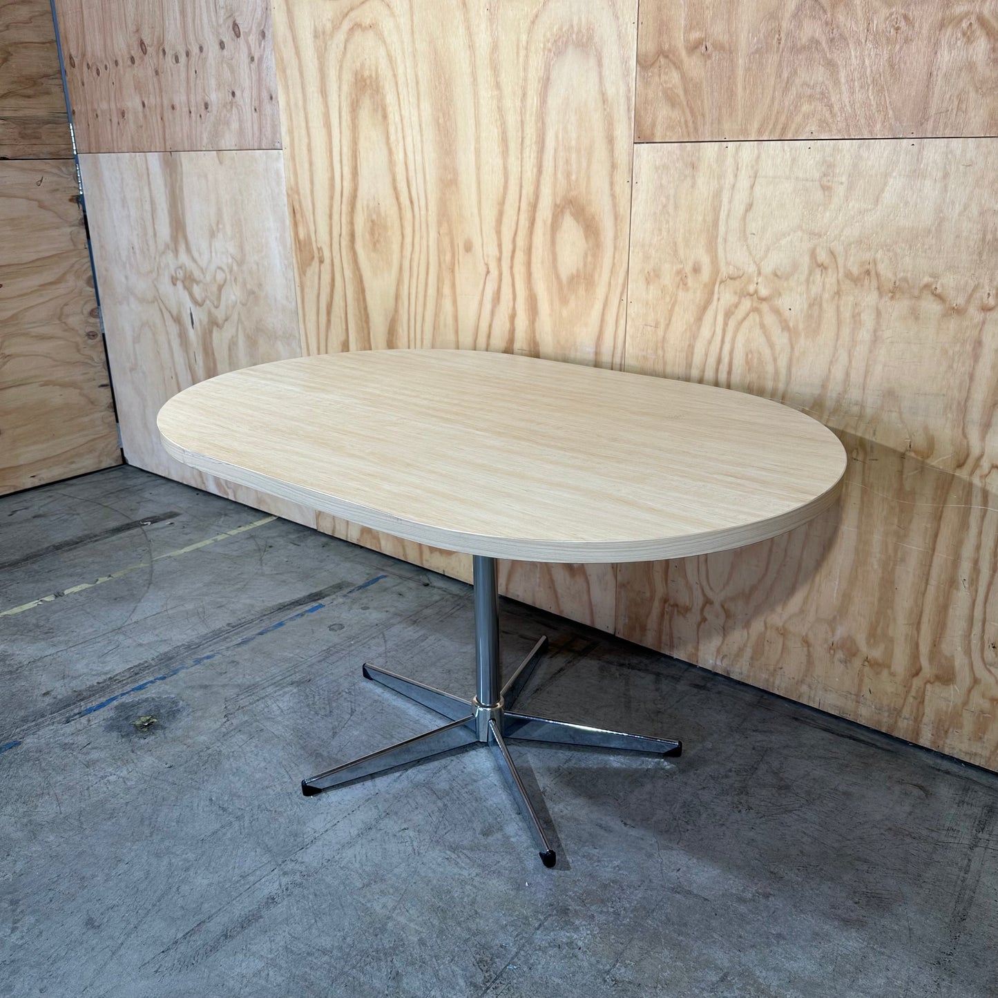 Oval Dining Table in Oak