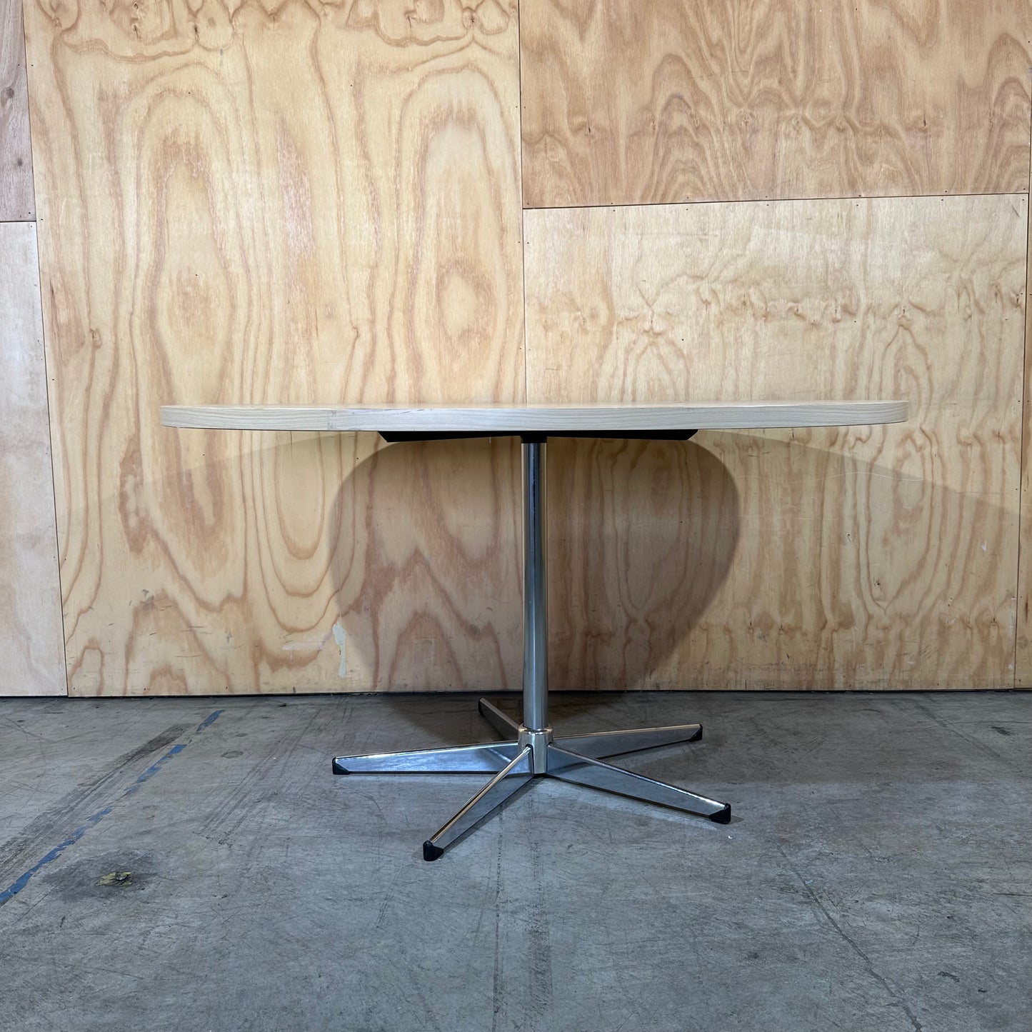 Oval Dining Table in Oak