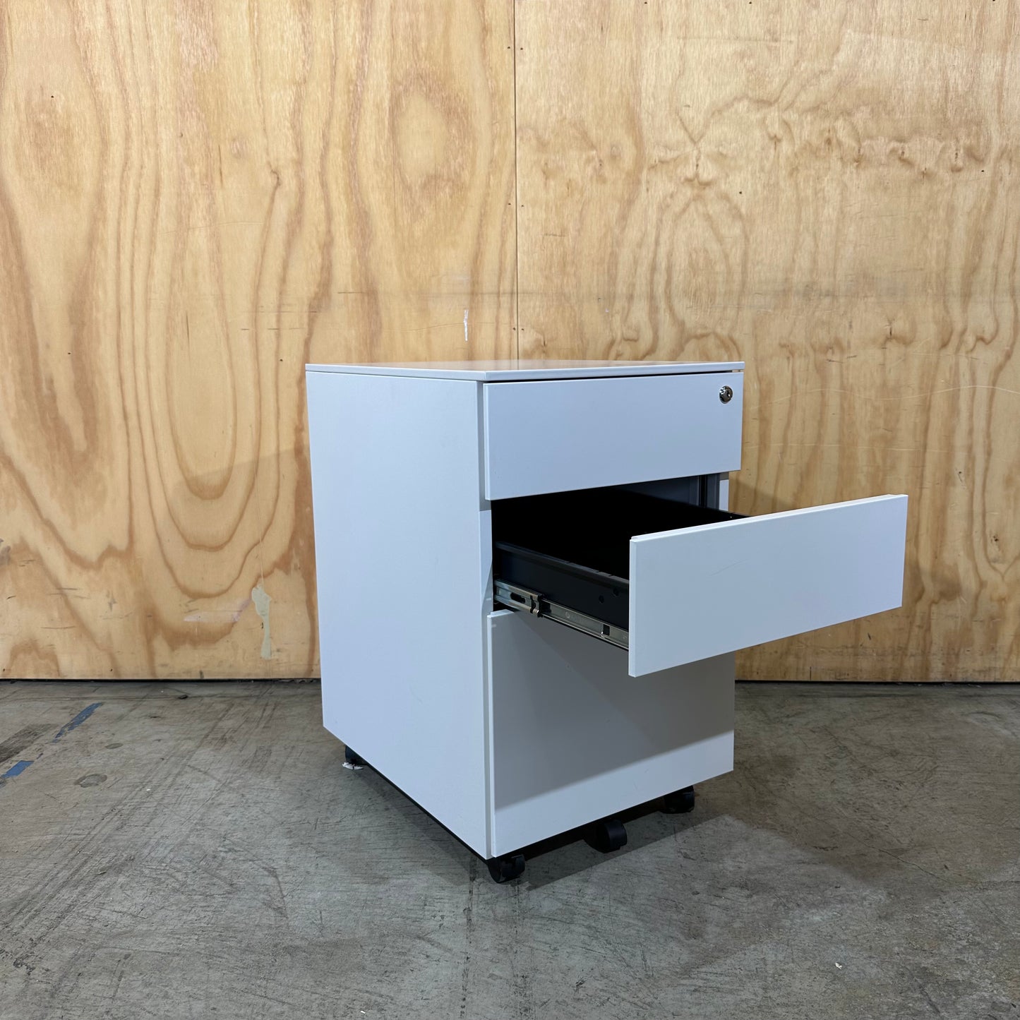 Steelco White Mobile Pedestal