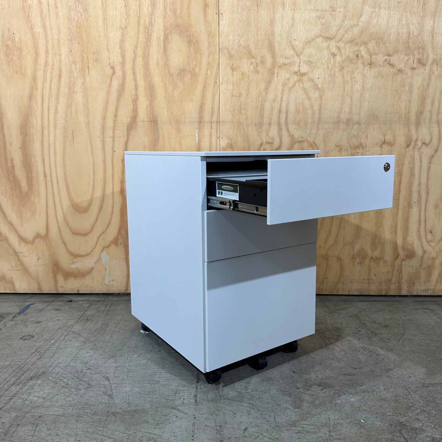 Steelco White Mobile Pedestal