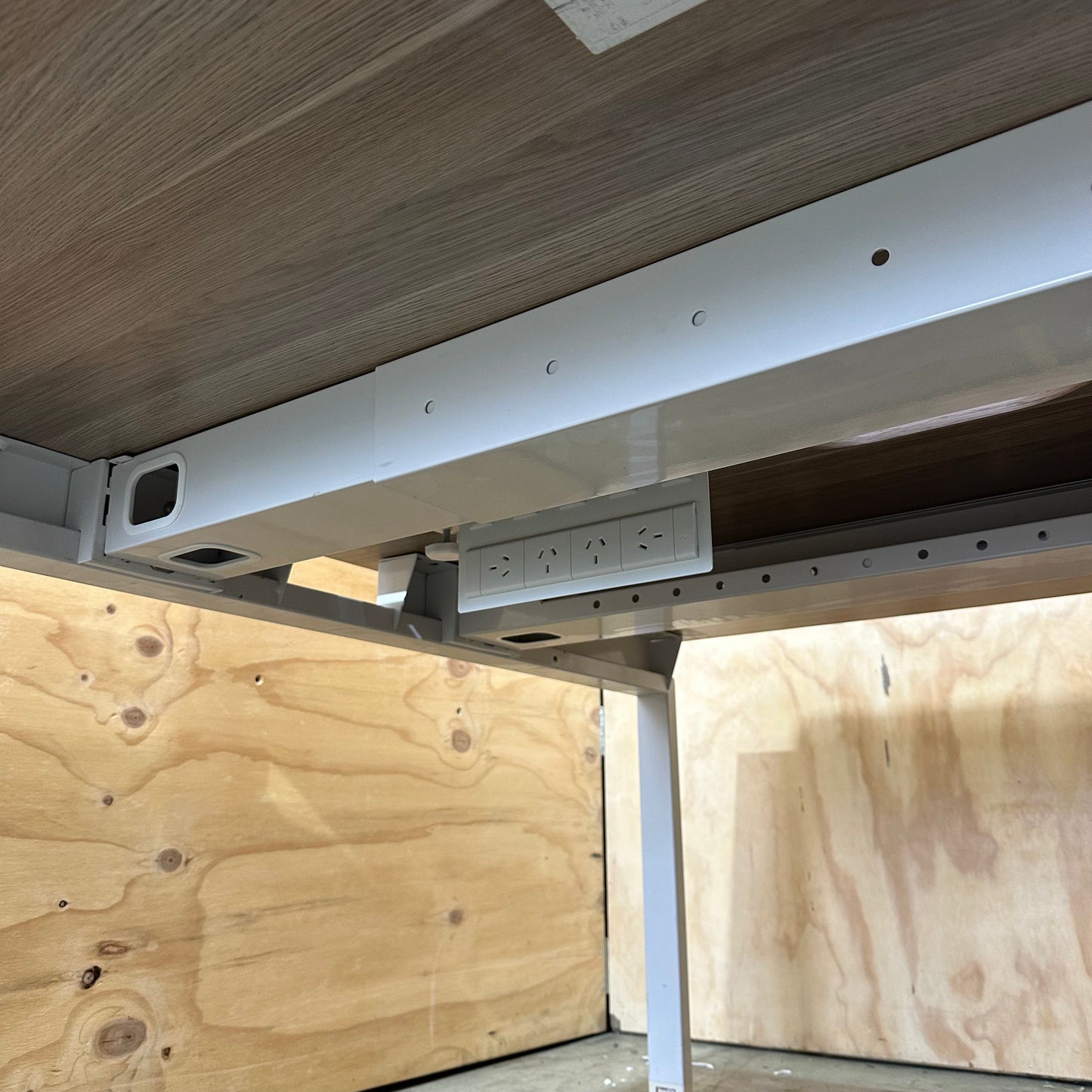 6 Person Workstation with Partitions