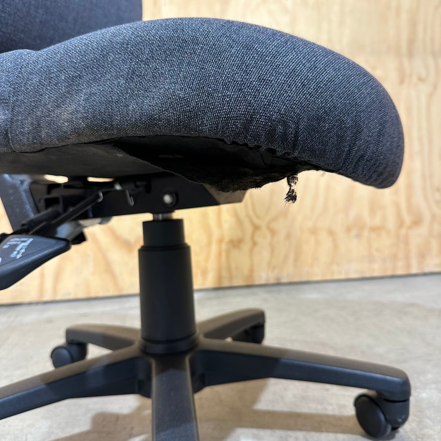 Gregory Task Chair in Grey
