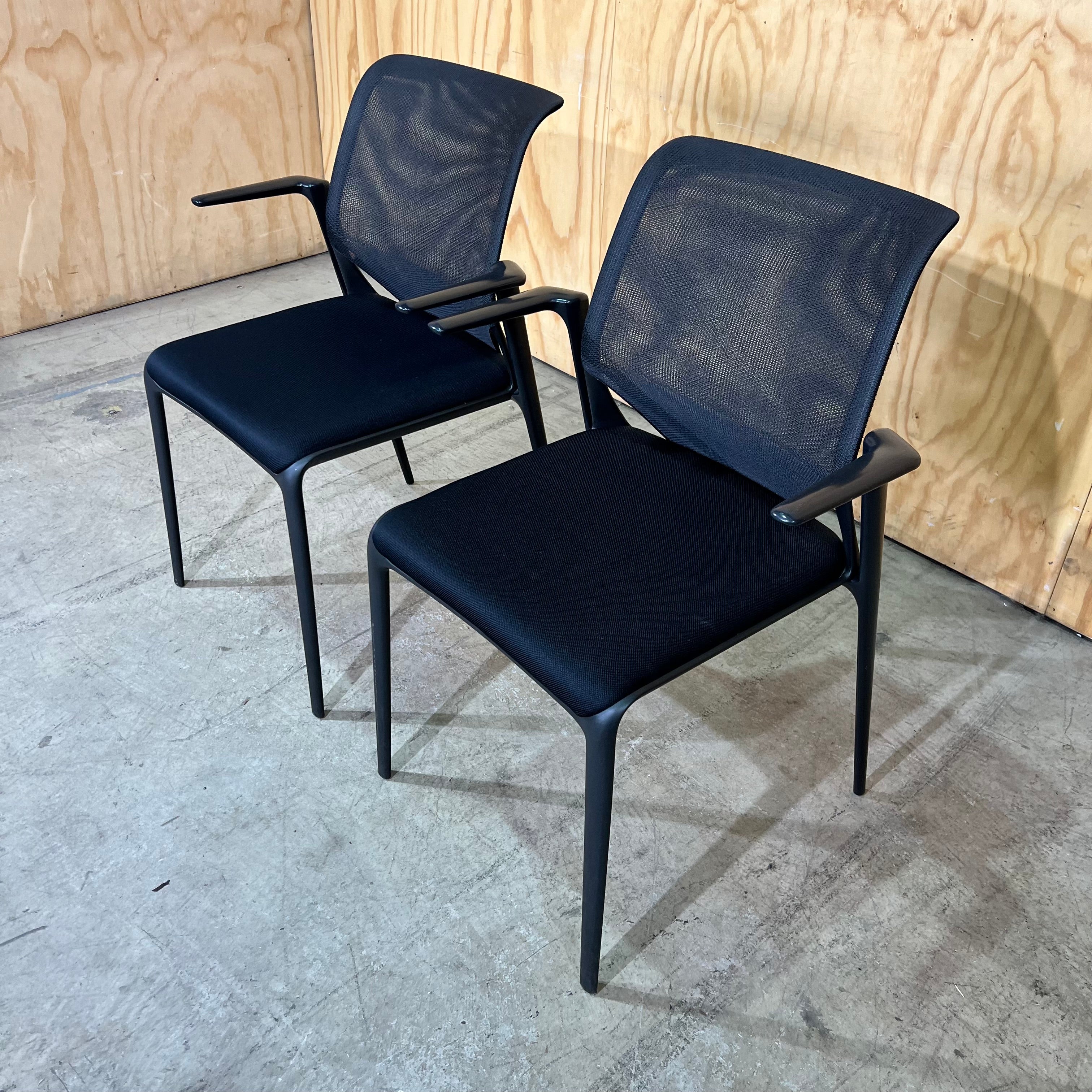 Vitra MedaSlim Waiting Chair with matte black arms – Green Collect