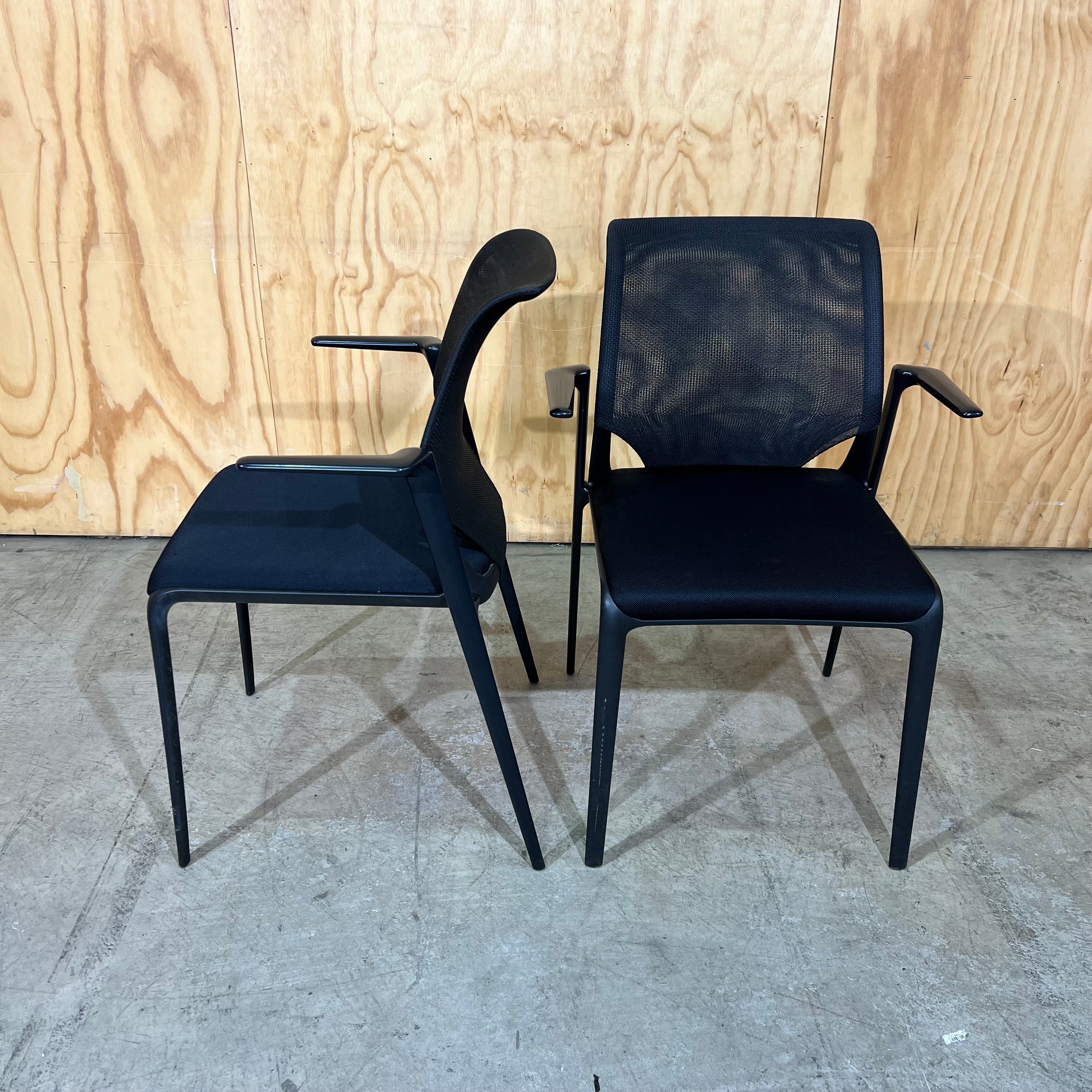 Vitra MedaSlim Waiting Chair with matte black arms – Green Collect