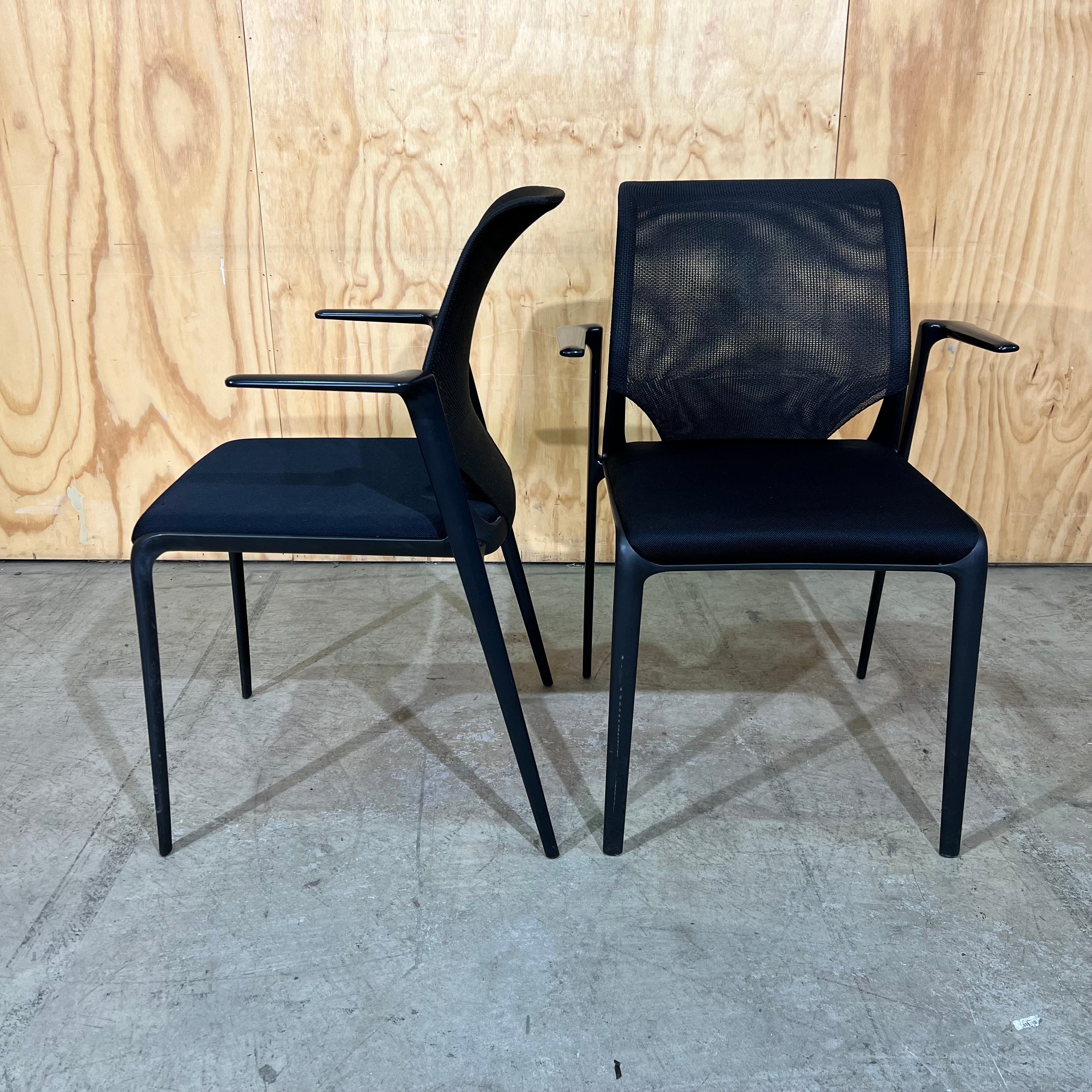Vitra MedaSlim Waiting Chair with matte black arms – Green Collect