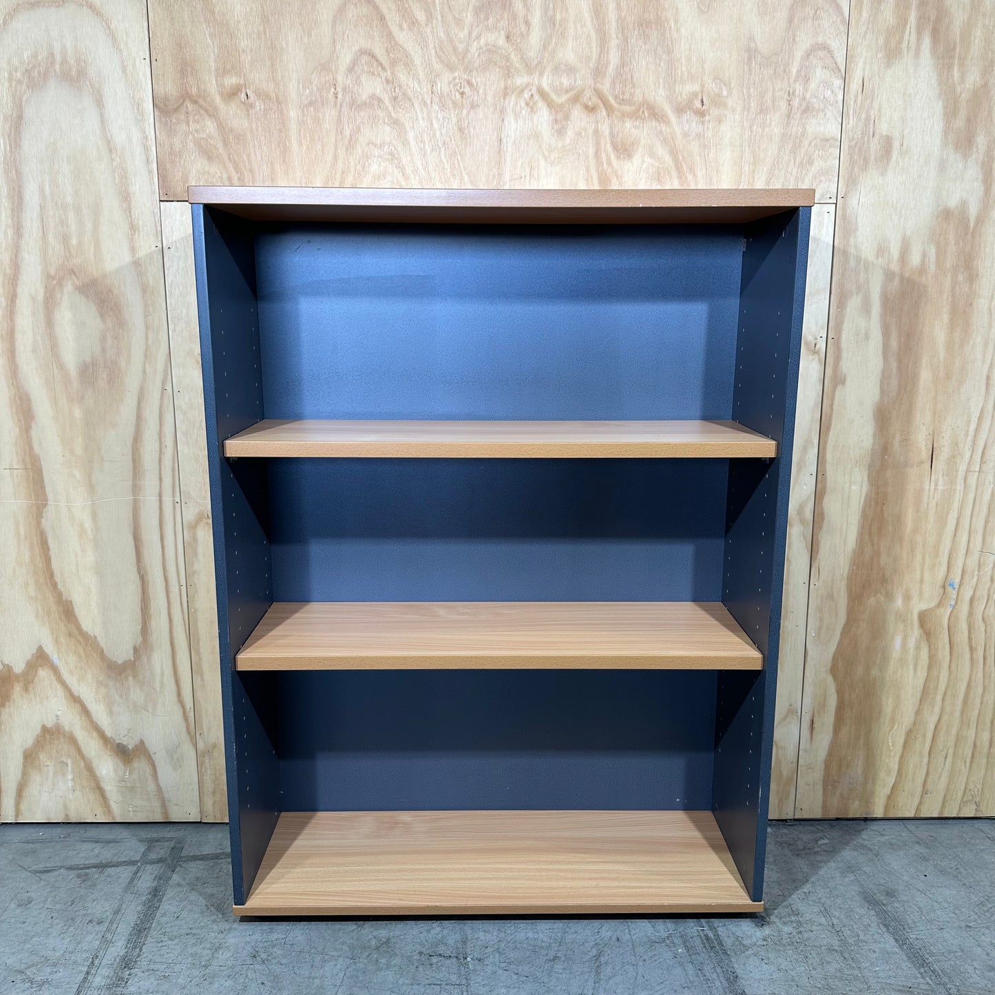 Bookshelf with removable shelves