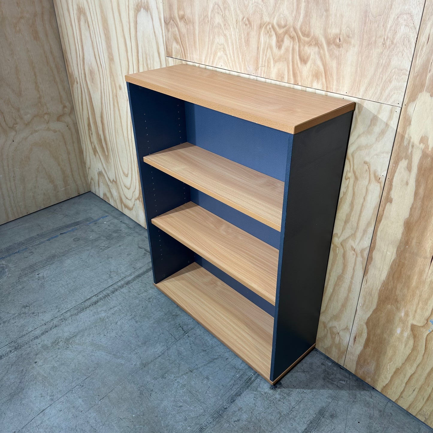 Bookshelf with removable shelves