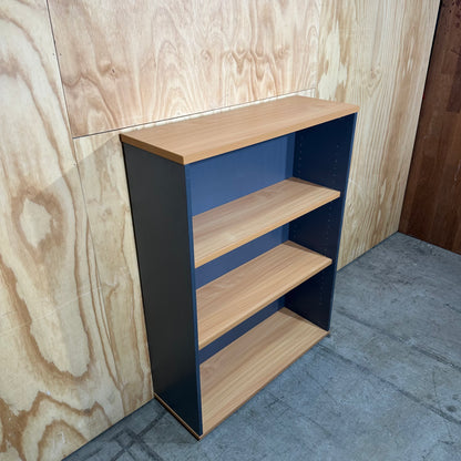Bookshelf with removable shelves