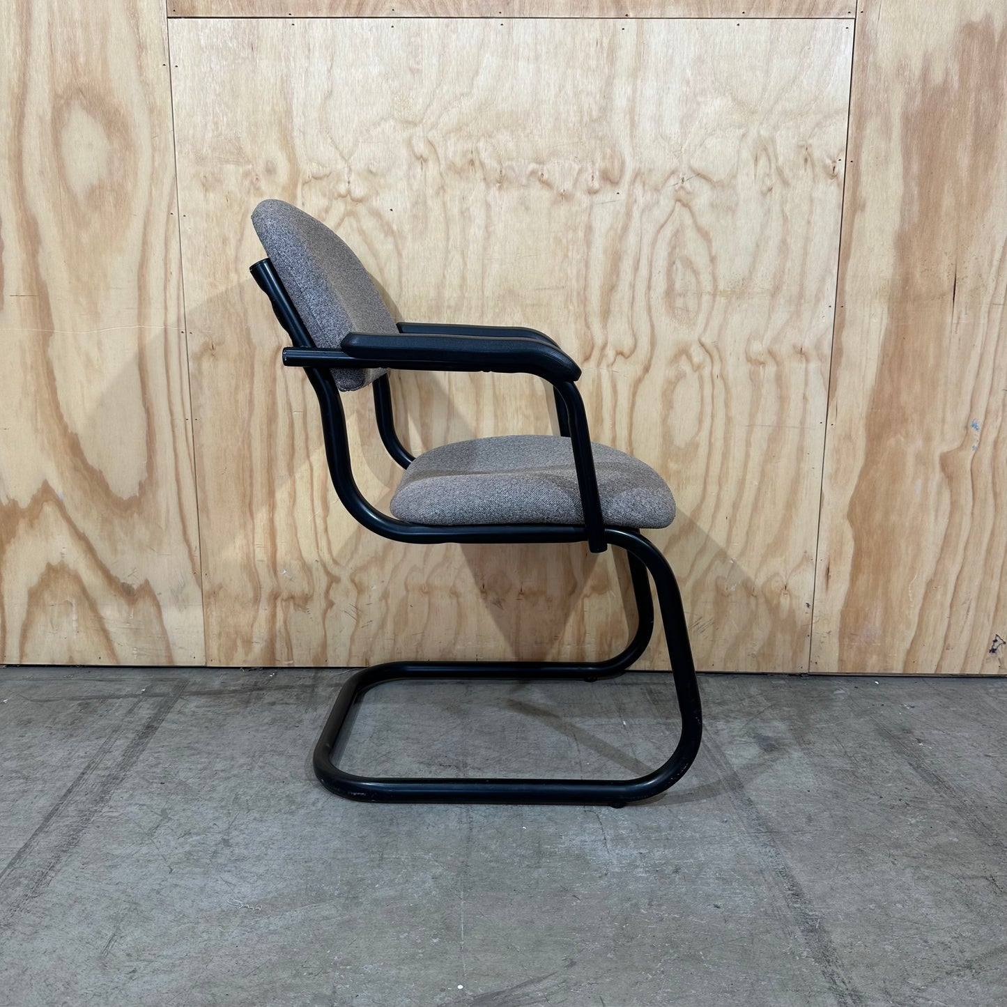 Light grey cantilever visitor chair with black frame