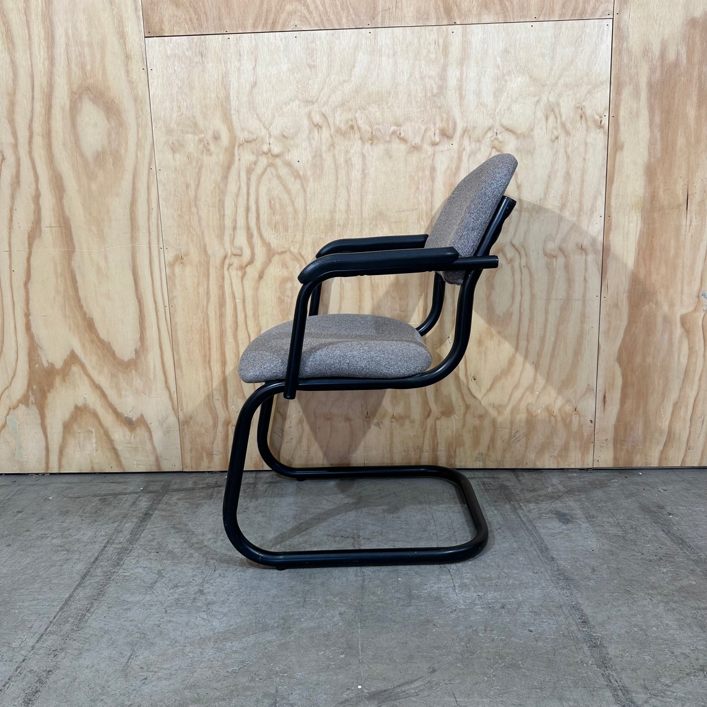 Light grey cantilever visitor chair with black frame
