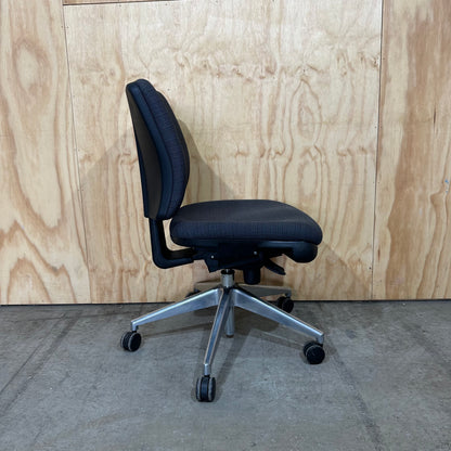 Ergonomic low-back task chair
