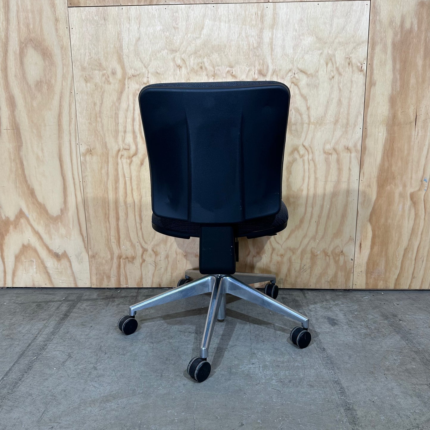 Ergonomic low-back task chair