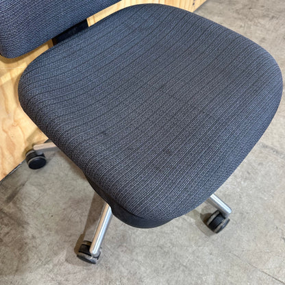 Ergonomic low-back task chair