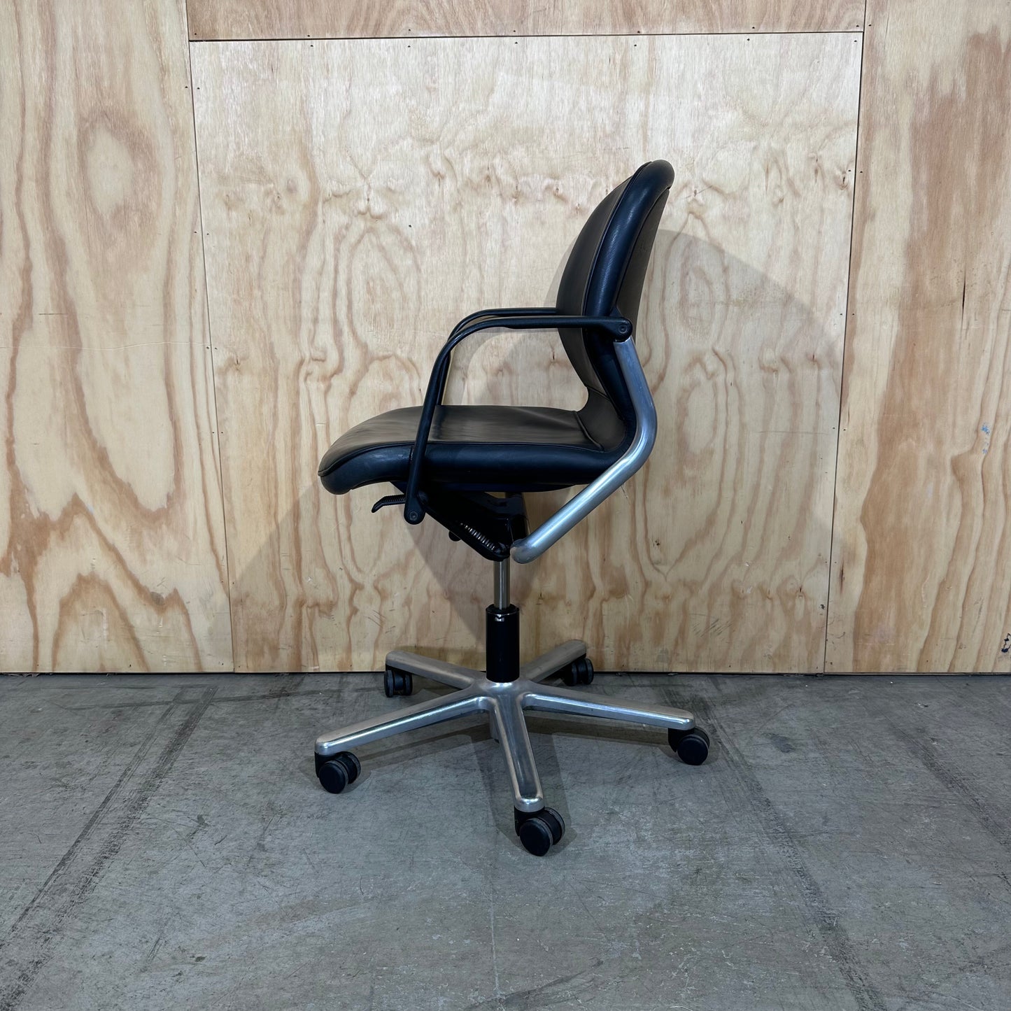 Wilkhahn FS 211/8 Black Leather Swivel Chair