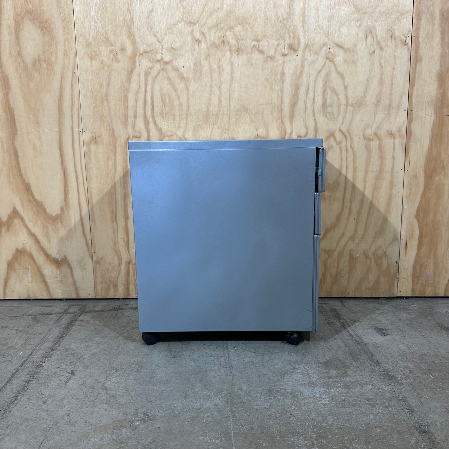 Curved Front Mobile Filing Pedestal in Silver Grey