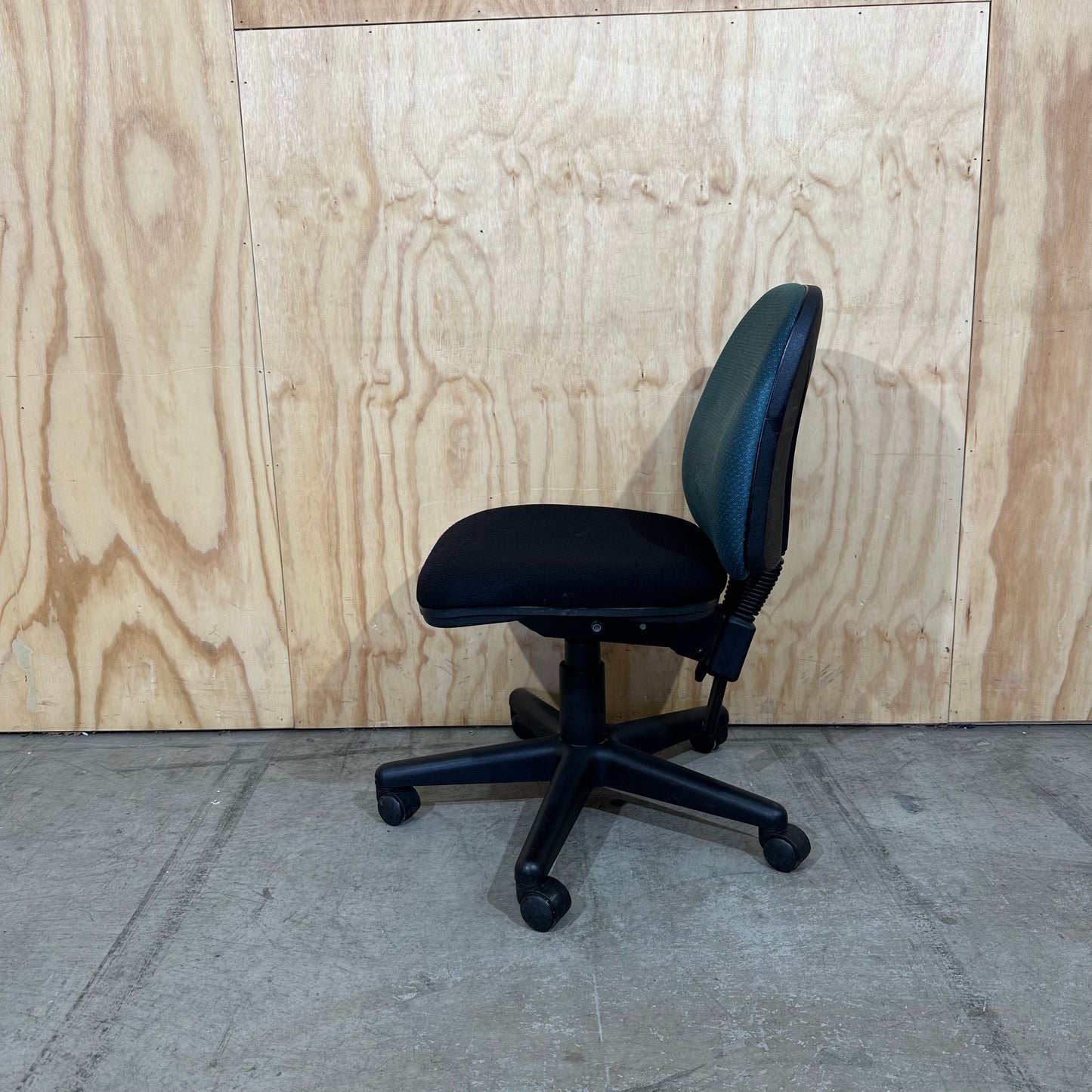 Stem Task Chair with Teal Back