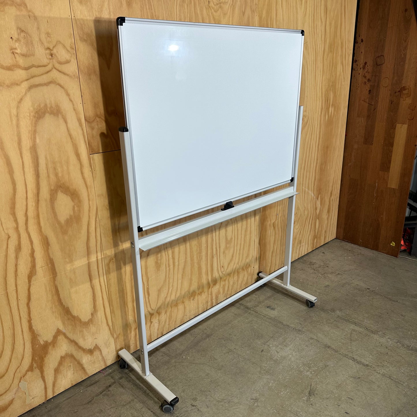 Mobile Magnetic Whiteboard