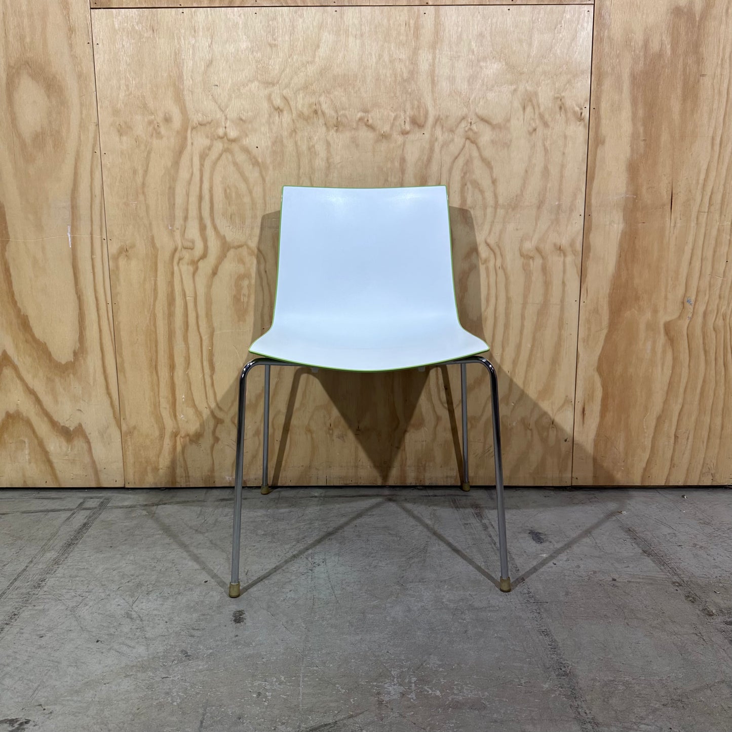 Catifa 46 0251: 4 Leg chair by Arper with Green/White bicolour shell