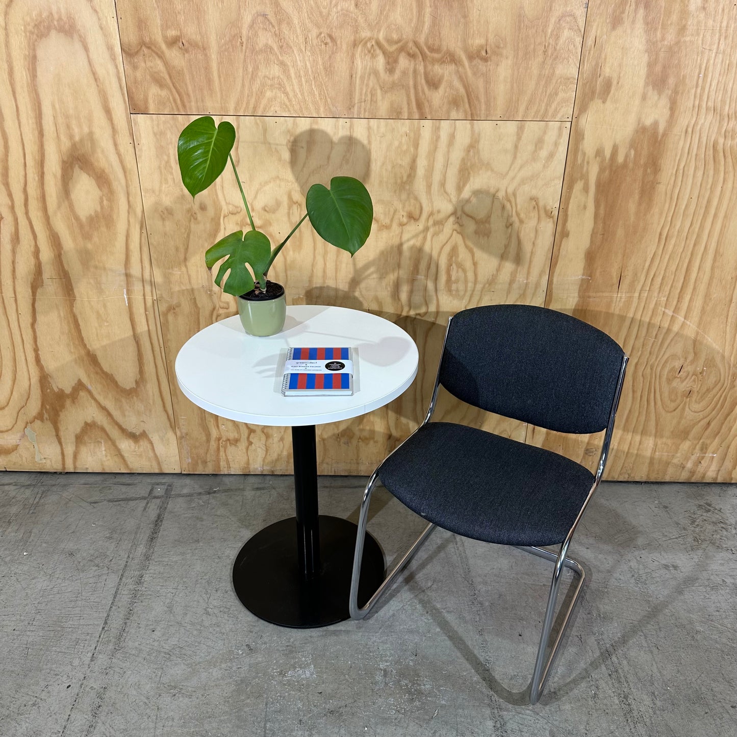 Stem Sled Leg Visitor Chair in Grey