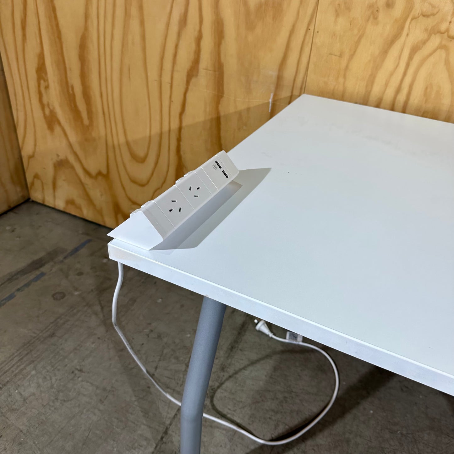 D-End (Curved) Collaboration Desk with power box