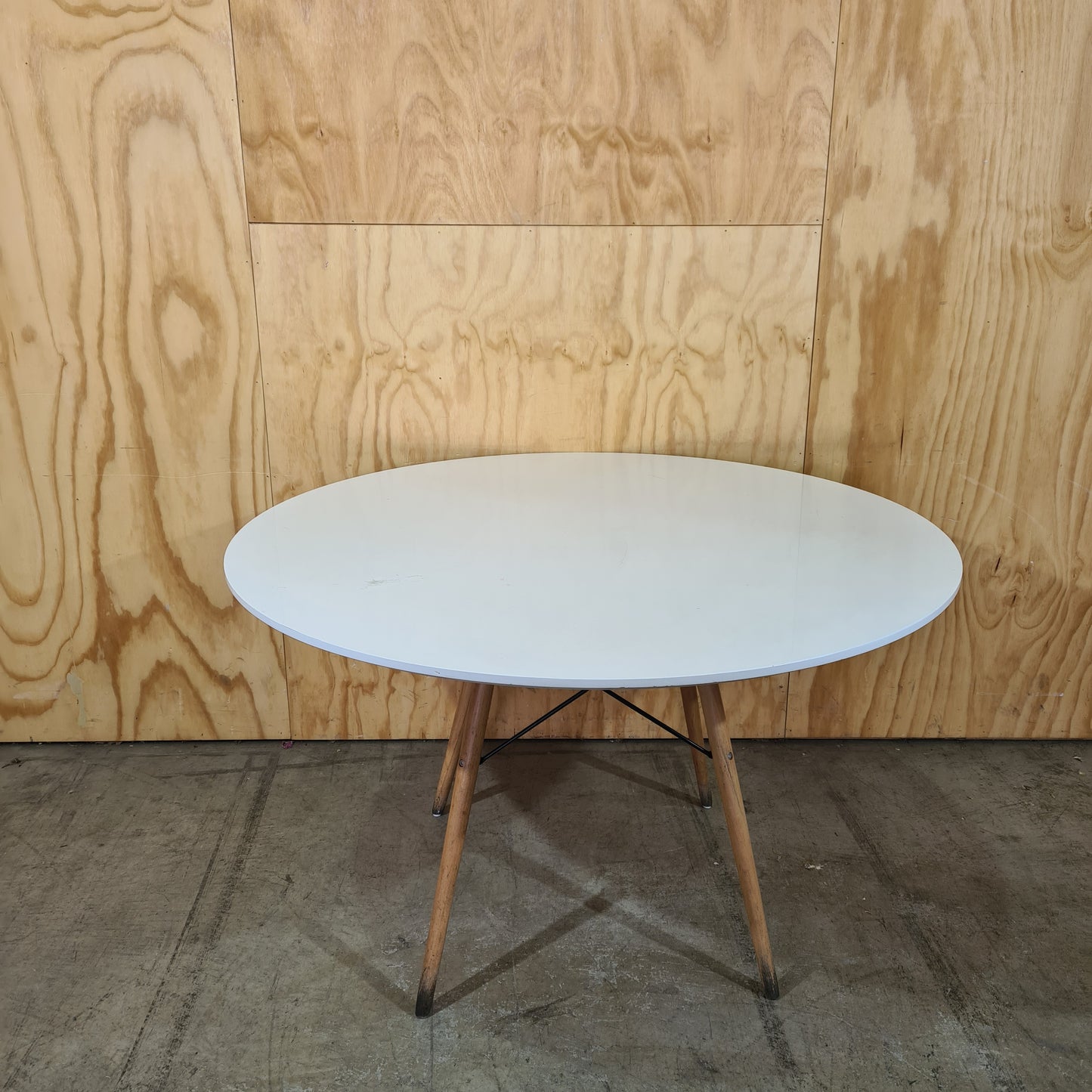 Replica Eames DSW Eiffel Round Dining Table