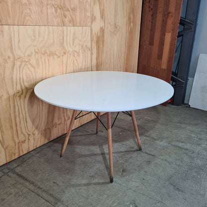 Replica Eames DSW Eiffel Round Dining Table
