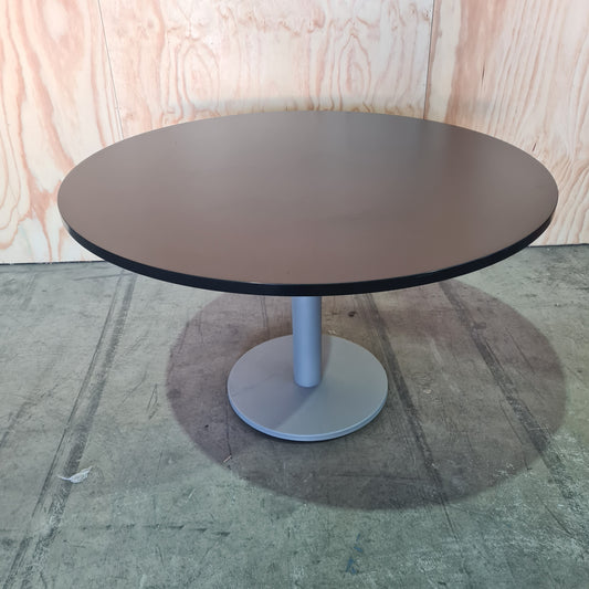 Round Meeting Cafe Dining Table in Black with Grey Metal Base