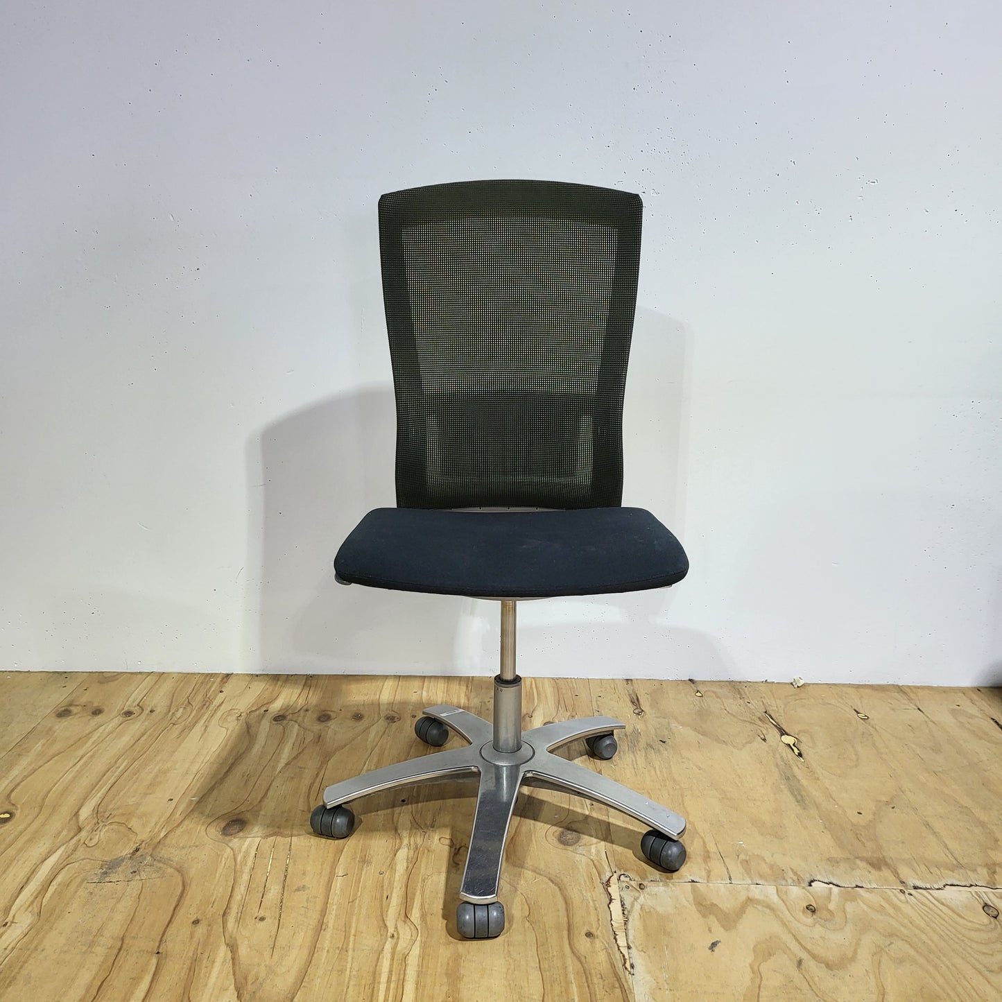 Life Chair by Formway Light Green/Black Mesh Office Chair