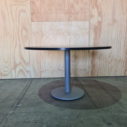 Round Meeting Cafe Dining Table in Black with Grey Metal Base
