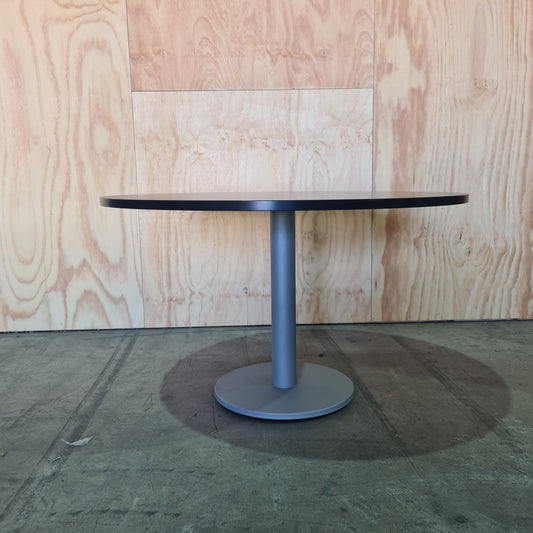 Round Meeting Cafe Dining Table in Black with Grey Metal Base