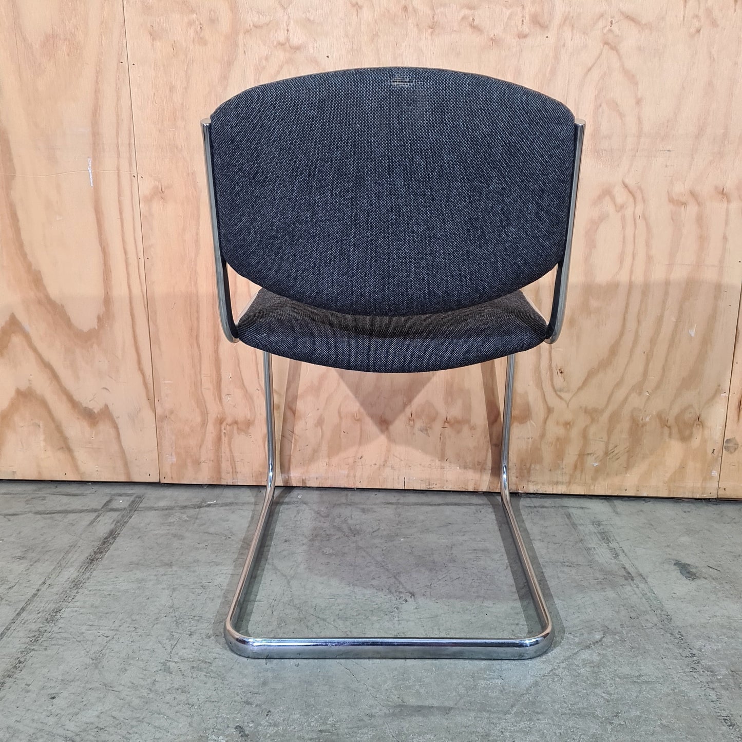 Stem Sled Leg Visitor Chair in Grey